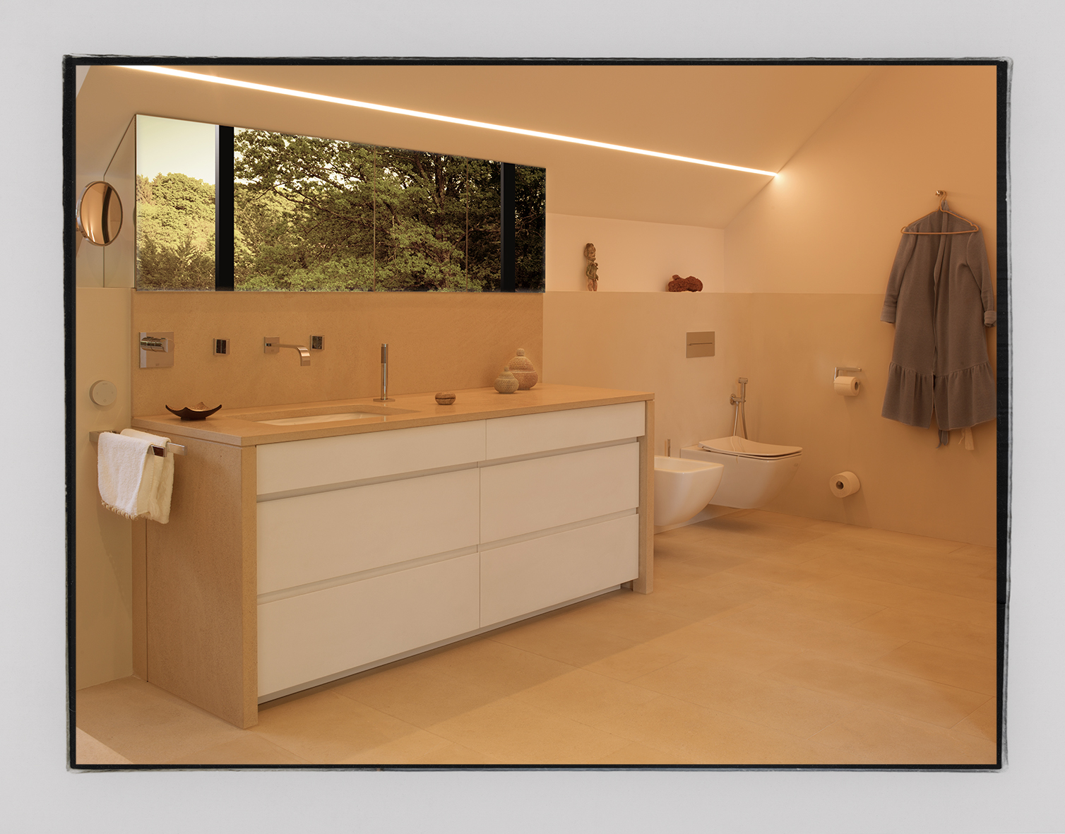Badezimmer in beigen Pastellfarbton mit Waschtisch aus Naturstein mit zart weißer Front und einem Spiegelschrank